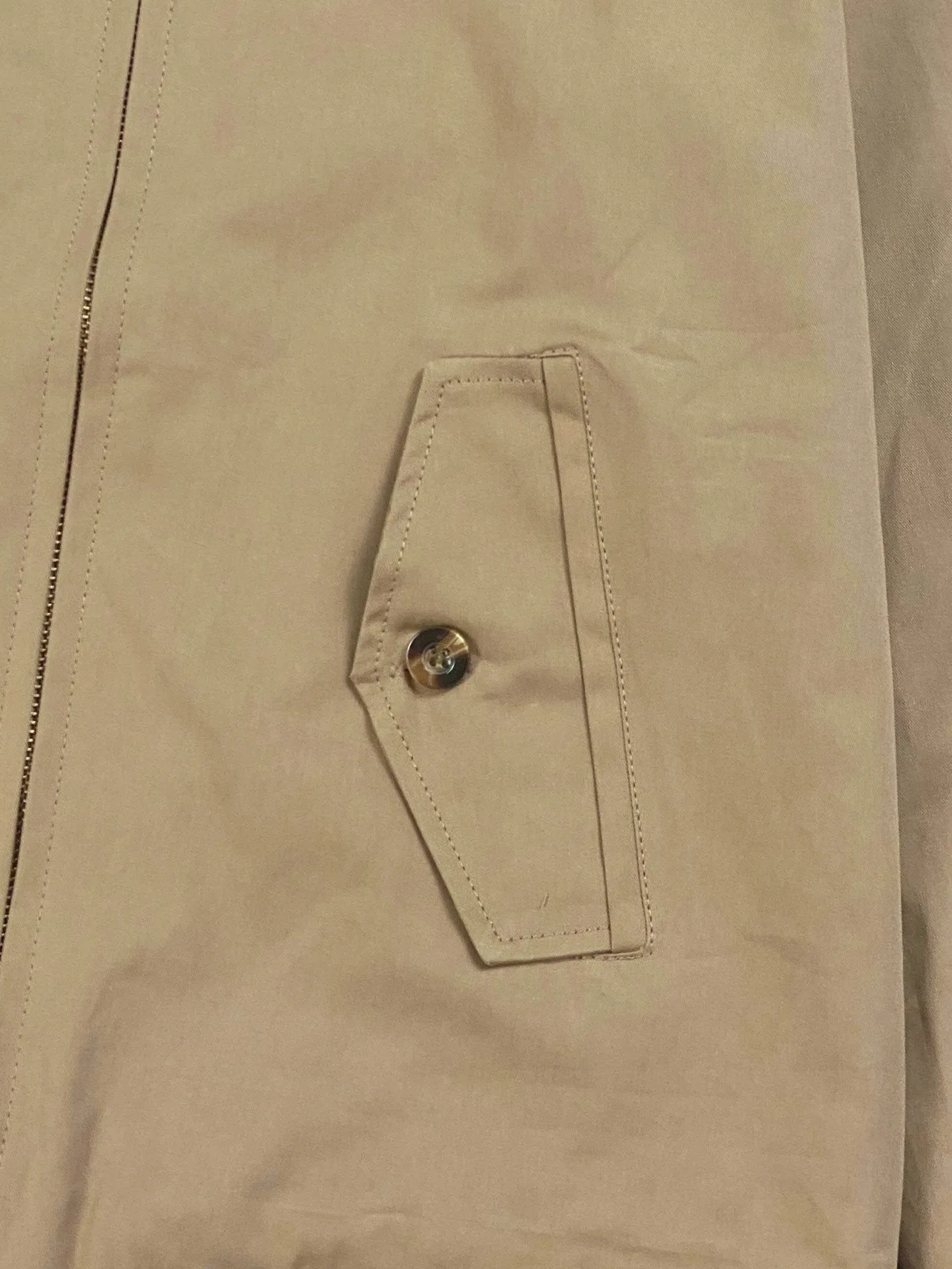 P306 💰Ralph Lauren/Ralph Lauren American vintage classic lapel old cadre retro jacket. Classic design. Timeless classic. The cotton fabric is thick and wide, showing a sense of vintage. The collar and cuffs are decorated with colorful plaid. It looks good on both men and women. Wear it as comfortable as you want. It focuses on relaxed retro YYDS. One piece for both men and women. An indispensable piece for autumn and winter. The most popular jacket at the moment. One hundred percent cotton twill is thick and thick, ⚠️correctly spaced red and green plaid lining, imported high-density embroidery. The Harrington jacket has a loose fit, is short and fat, and is super versatile. It is a clean fit and is suitable for both men and women. Color: Khaki Navy Black Size: M-XXL Size Length Bust Sleeve Length Shoulder Width M 67 110 61 L 68 114 62 XL 70 118 63 2XL 72 122 64